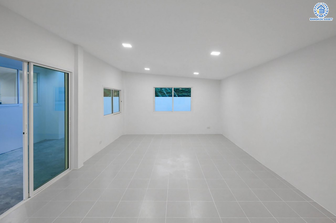 บ้านมือสองตกแต่งใหม่ โครงการ กฤษดานคร18 พุทธมณฑลสาย3 เนื้อที่ 74 ตร.ว. บนพื้นที่ใช้สอย 158.9 ตร.ม. อีกระดับของฟังก์ชัน 4 ห้องนอน 3 ห้องน้ำ จอดรถได้ 2 คัน พร้อม 1 ห้องอเนกประสงค์สุด Private ที่สามารถปรับการใช้งานได้หลากหลาย บนทำเลศักยภาพเชื่อมต่อหลายเส้นทาง ใกล้เซ็นทรัลปิ่นเกล้า ม.มหิดล และทางด่วน "ศรีรัช"